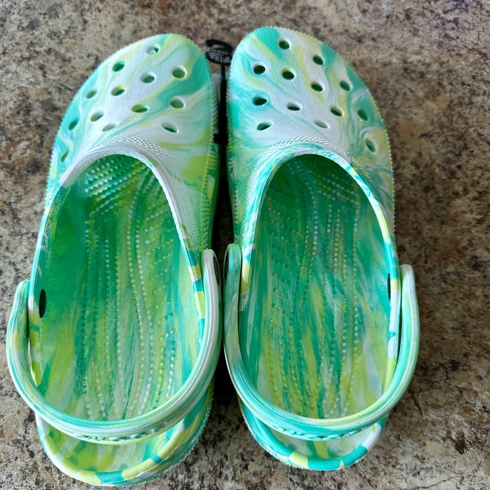 Crocs (NWT) - size m9/w11